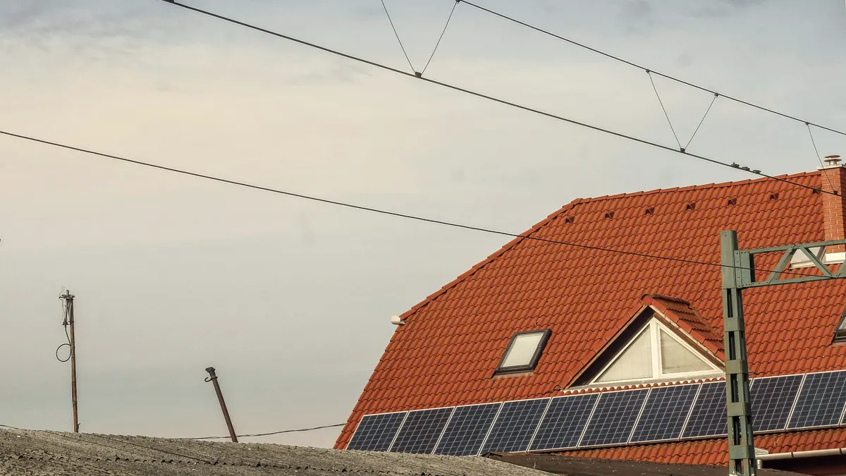 Placas solares instaladas sobre la cubierta de teja de una vivienda unifamiliar