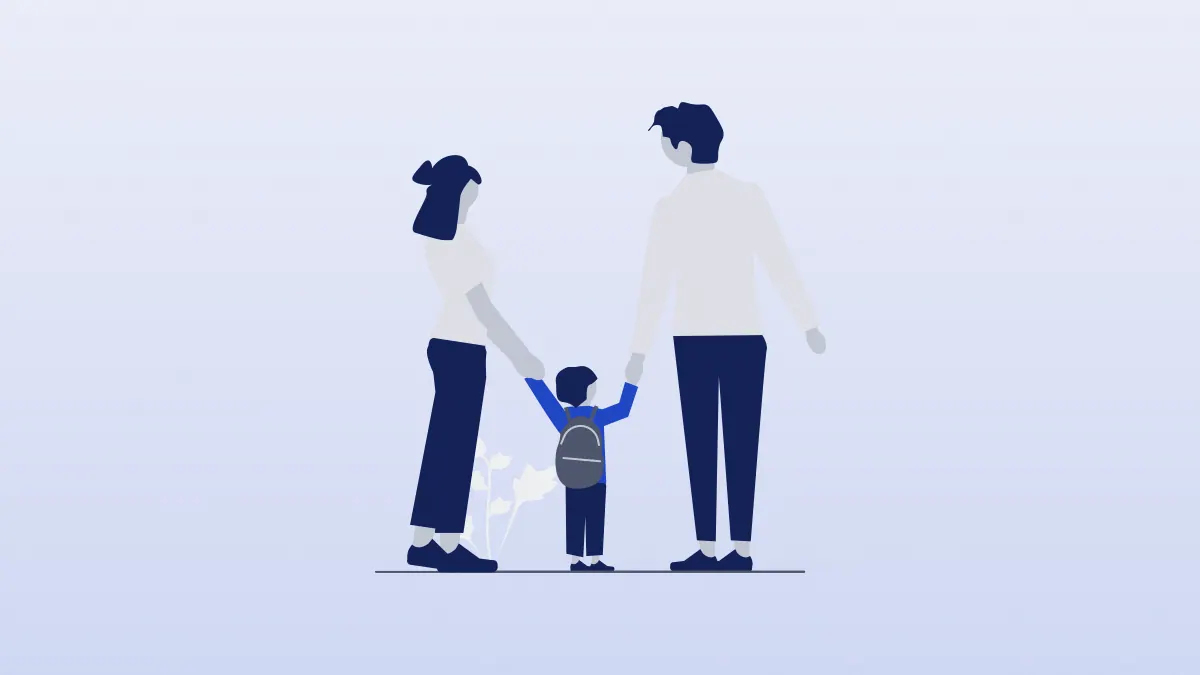 Dos personas adultas llevan de la mano a un niño con mochila, vistos de espaldas